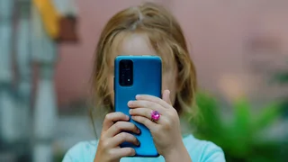 União Europeia propõe barrar menores em redes sociais, jogos online e chatbots