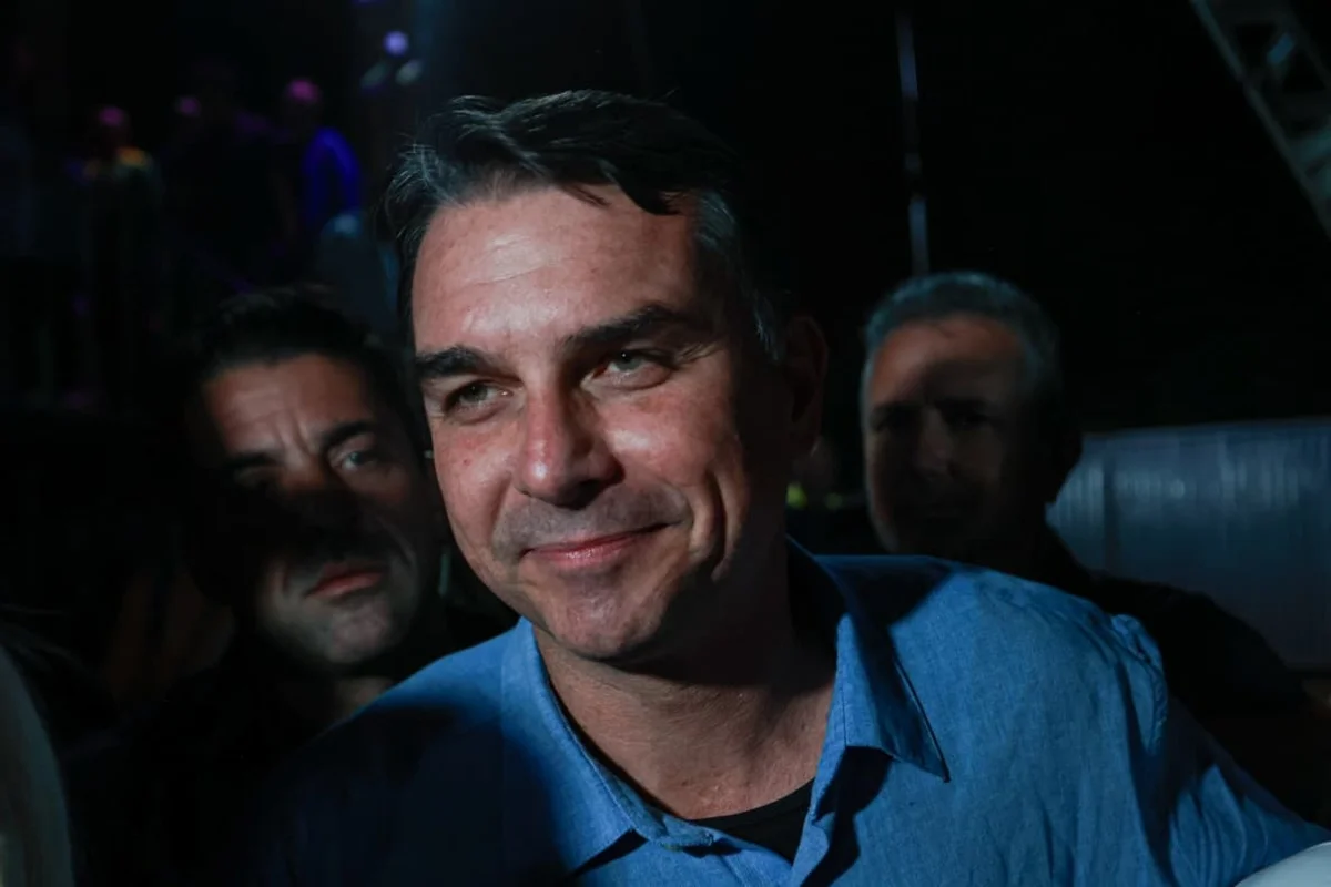 Flávio Bolsonaro deixa convenção do PL no Distrito Federal
