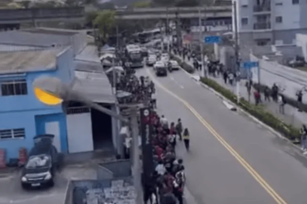 Pirituba tem fila enorme e ônibus lotados após problema na Linha 7-Rubi