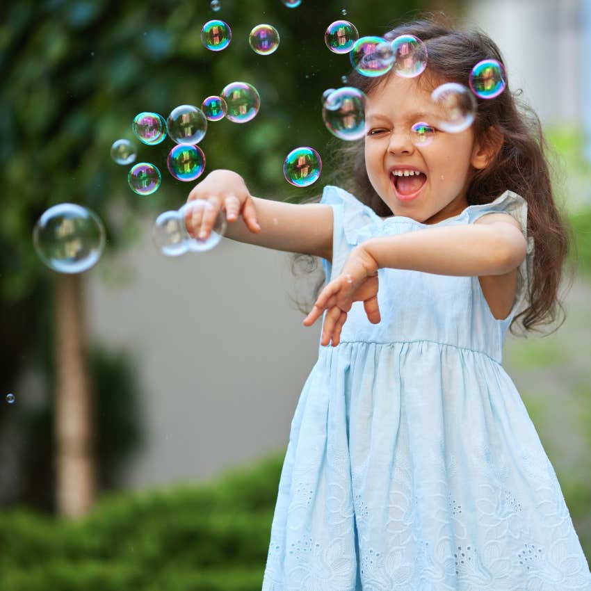 Crianças Criadas por Pais que Recusaram-se a Permitir que Elas Fizessem Biquinhas Geralmente Desenvolvem 8 Traços de Personalidade Distintos