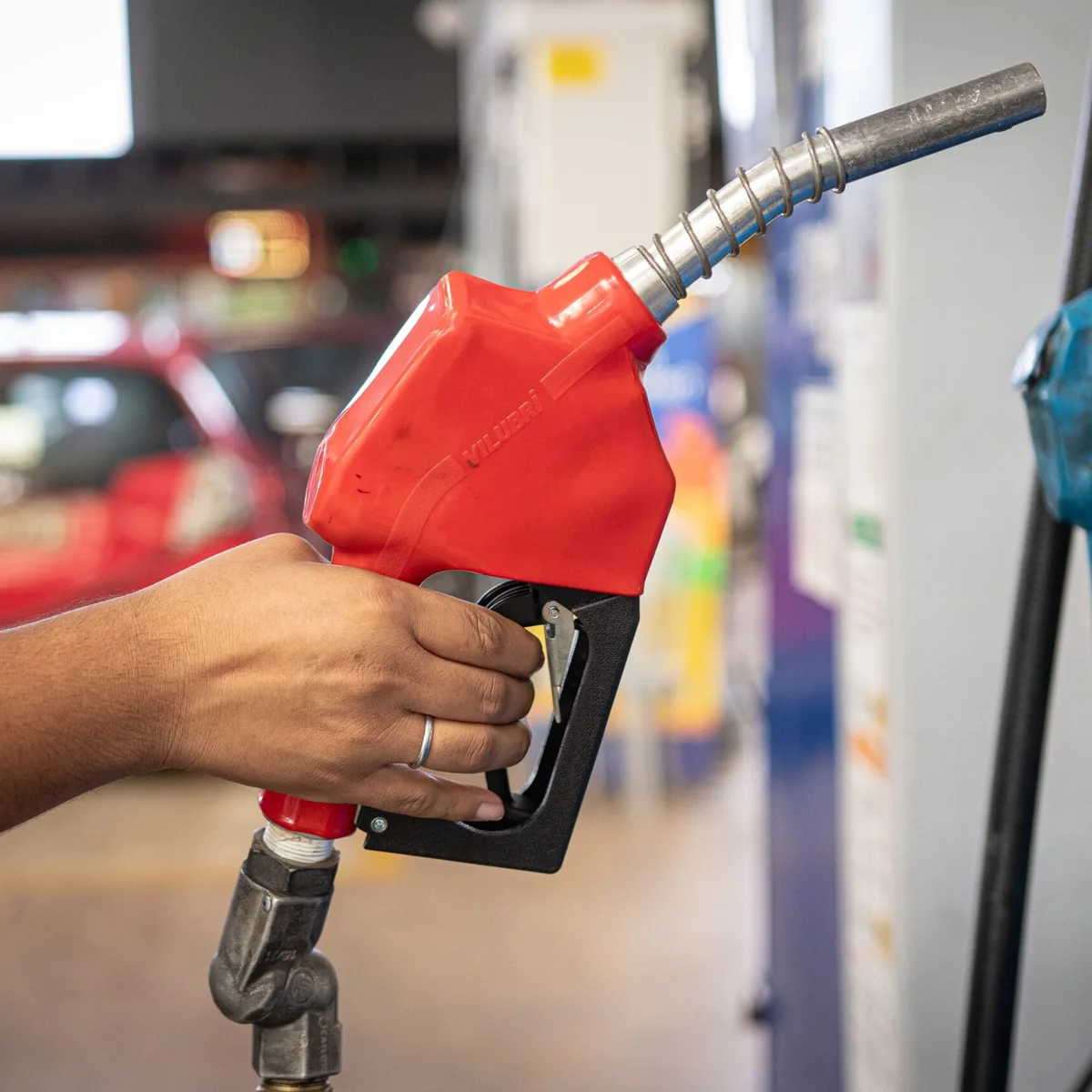 Petrobras faz reajuste do diesel, mas subsídio segura preço para consumidor