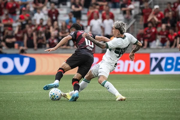 Brasileirão: Athletico-PR e Coritiba duelam em meio a equilíbrio recente