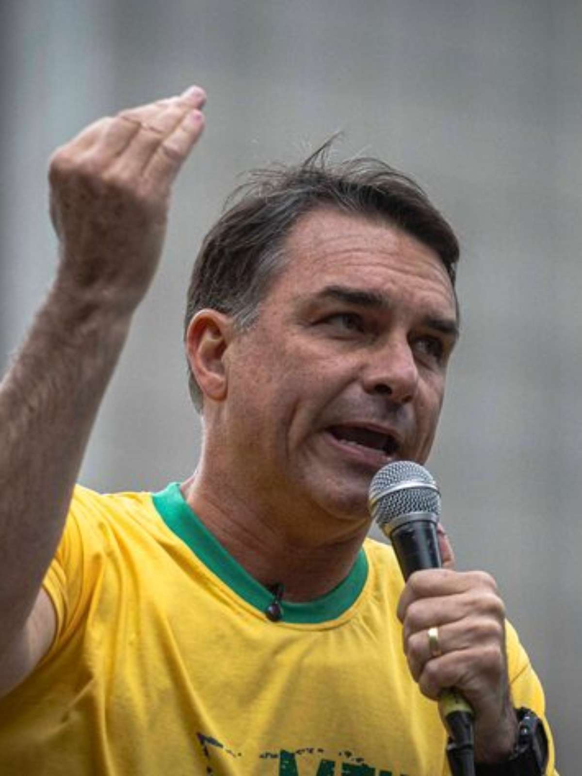 Flávio Bolsonaro é investigado em inquérito autorizado por Mendonça sobre financiamento de 'Dark Horse'