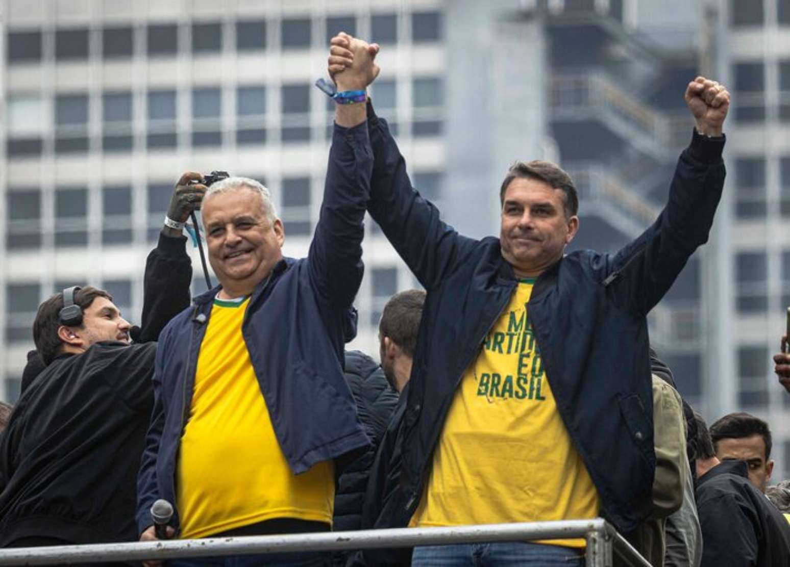 Flávio Bolsonaro ao lado do vice, Alfredo Gaspar, durante ato na Avenida Paulista