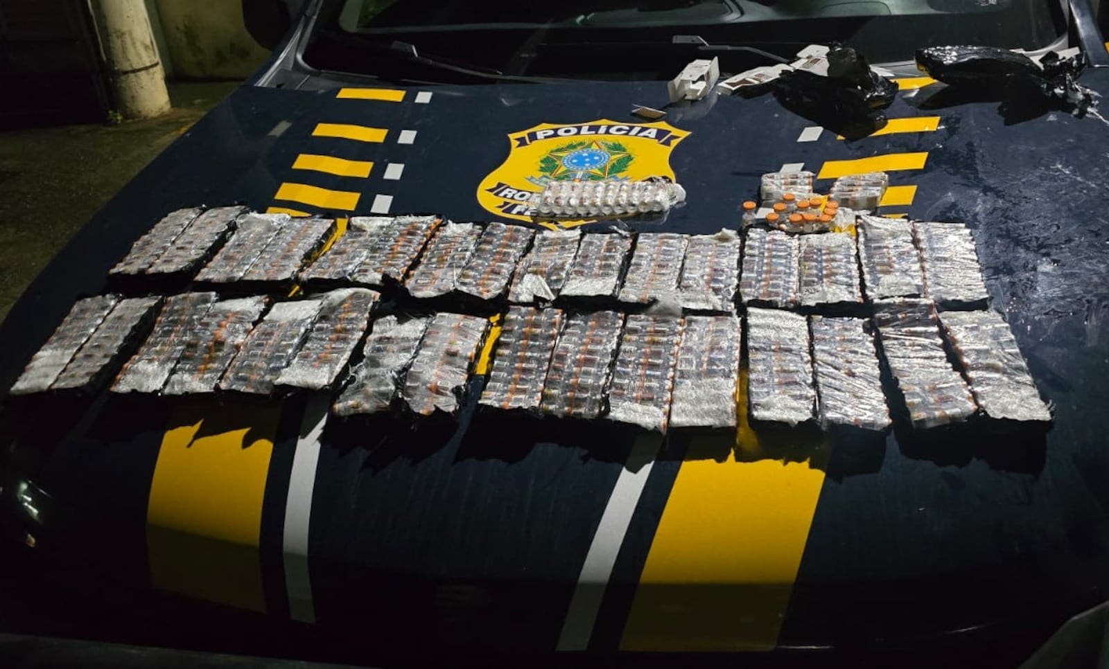 Agentes da PRF encontraram 655 frascos dentro do motor do veículo Reprodução/PRF