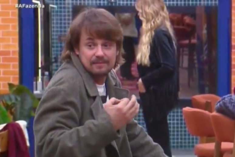 A Fazenda 18: madrugada tem bate-boca com Darlin e 'menino do ET' xingando Ariela