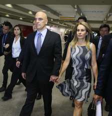 Alexandre de Moraes e a esposa, Viviane Barci, em um registro de 2017, quando foi sabatinado para ser ministro do STF Foto: FRANCISCO CARLOS FERREIRA/Estadão Conteúdo