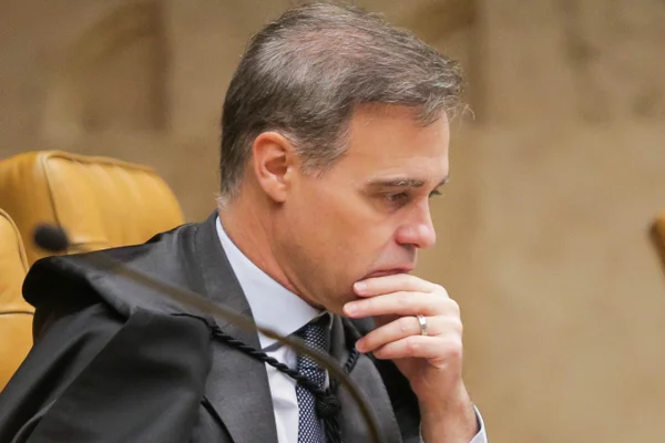 Mendonça manda apagar vídeo de IA que ligava Flávio Bolsonaro a Vorcaro