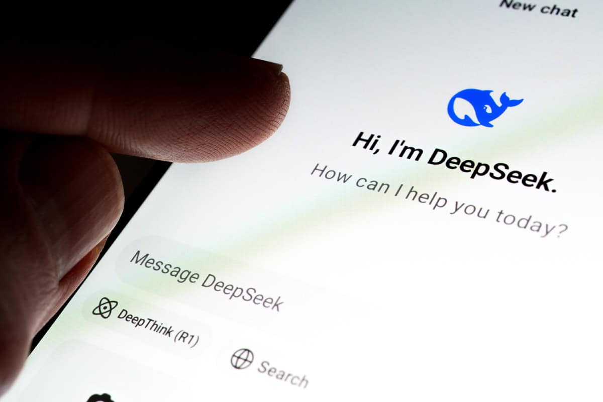 DeepSeek AI chat bot interface visto na tela do smartphone