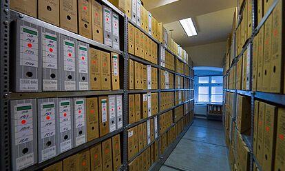 Blick auf die Aktenregale im Magazin des Archivstandortes Erfurt