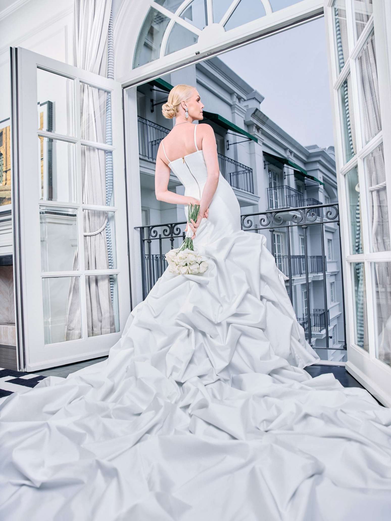 Imagem da matéria: Vestido de noiva de Ana Hickmann teve maxilaço, 40 metros de tafetá e levou 336 horas para ser confeccionado; veja detalhes