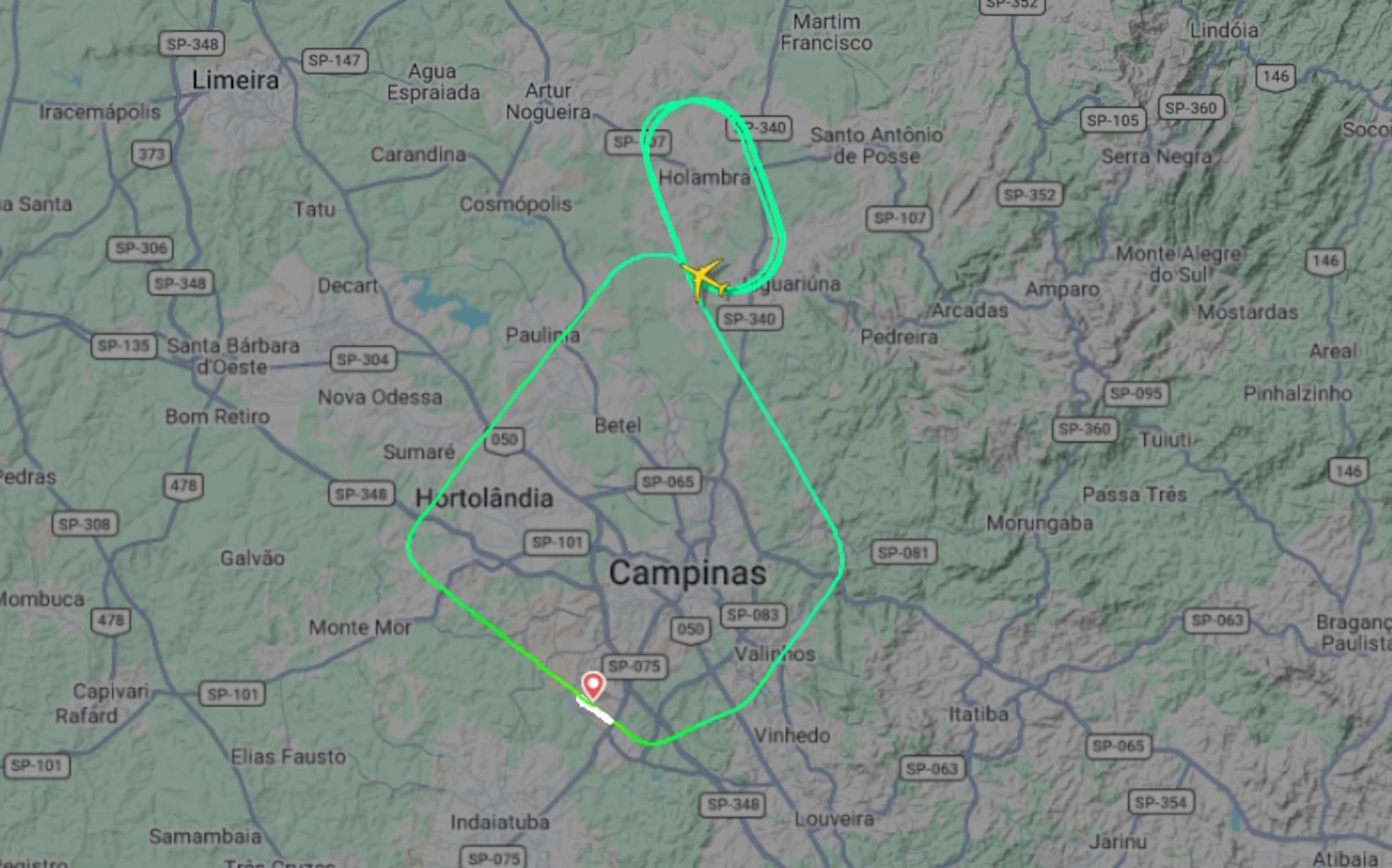 Boeing 767 precisou voar em círculos por 2 horas para queimar combustível antes do pouso Reprodução/FlightRadar24.com