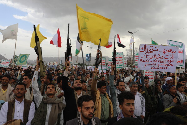 Os rebeldes hutis do Iêmen afirmam que forças apoiadas pela Arábia Saudita lançaram ataques aéreos, e outras notícias importantes do Oriente Médio