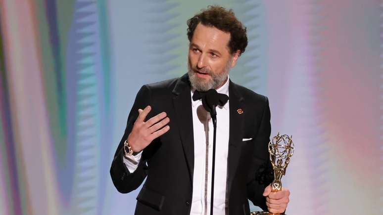 Matthew Rhys faz história no Emmy ao vencer dois prêmios de atuação na mesma noite