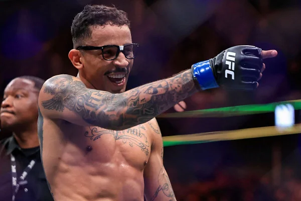 Carlos Prates anuncia luta contra Makhachev pelo cinturão dos meio-médios