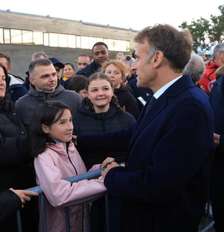 Emmanuel Macron encontra habitantes de Saint-Pierre, em arquipélago francês ultramarino localizado no Atlântico norte. (19/09/2026) Foto: AFP - LUDOVIC MARIN / RFI