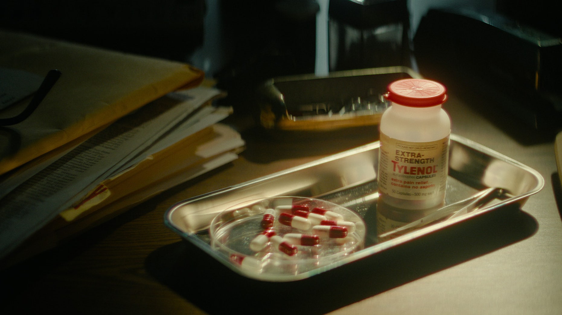 O mistério dos assassinatos por Tylenol se aprofunda após o escritório do xerife resolver um caso frio de décadas sobre o 'Desconhecido Vagabundo'.