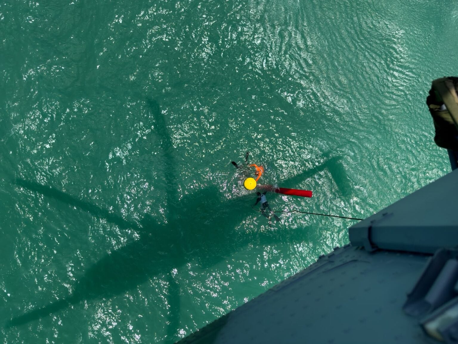 Esquadrão Falcão e PARA-SAR da FAB treinam resgate da carga útil durante operação